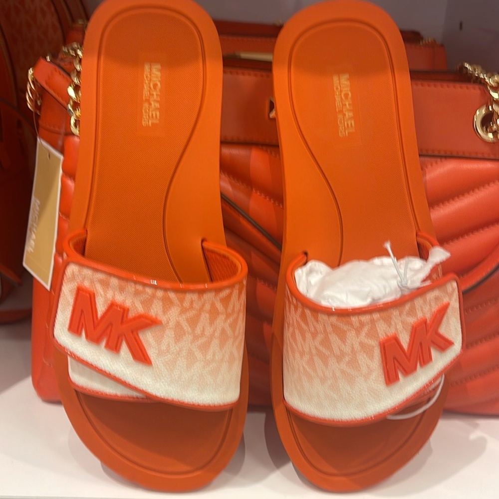 Michael Kors Slide Logo Sandals Palmer Ombré Signature
Red Clay 
NWT - Picture 13 of 16